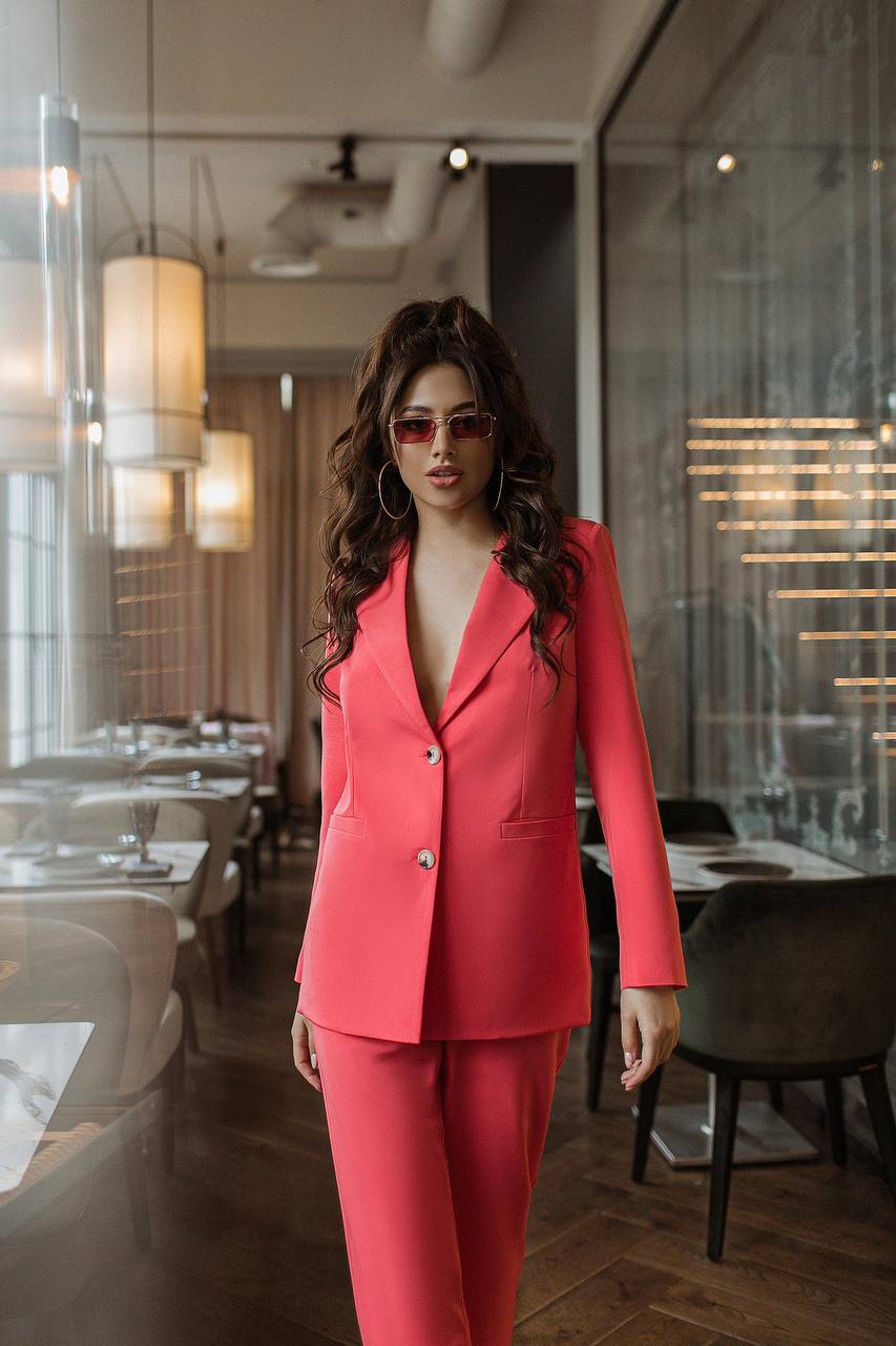 Stylish Trouser Suit with Lined Jacket Ideal for Any Occasion