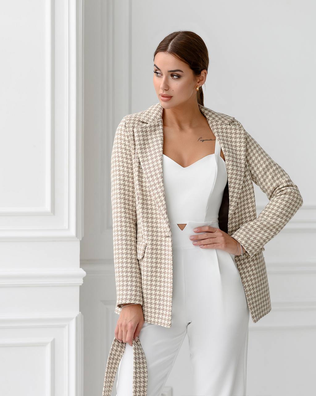 Stylish Beige Blazer for Women with Pockets and Elegant Design