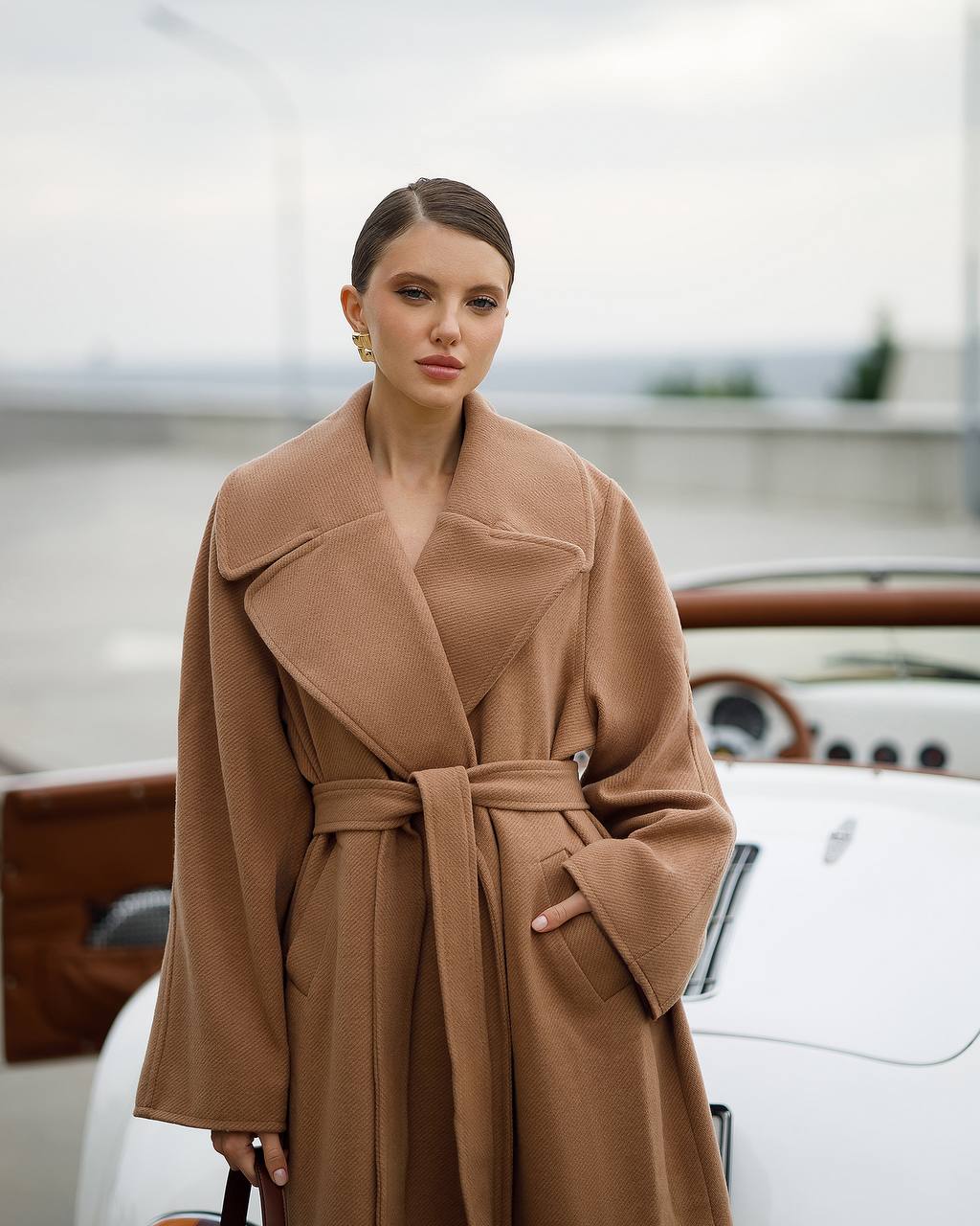 Oversized Women's Coat in Camel Color with Wool Thread