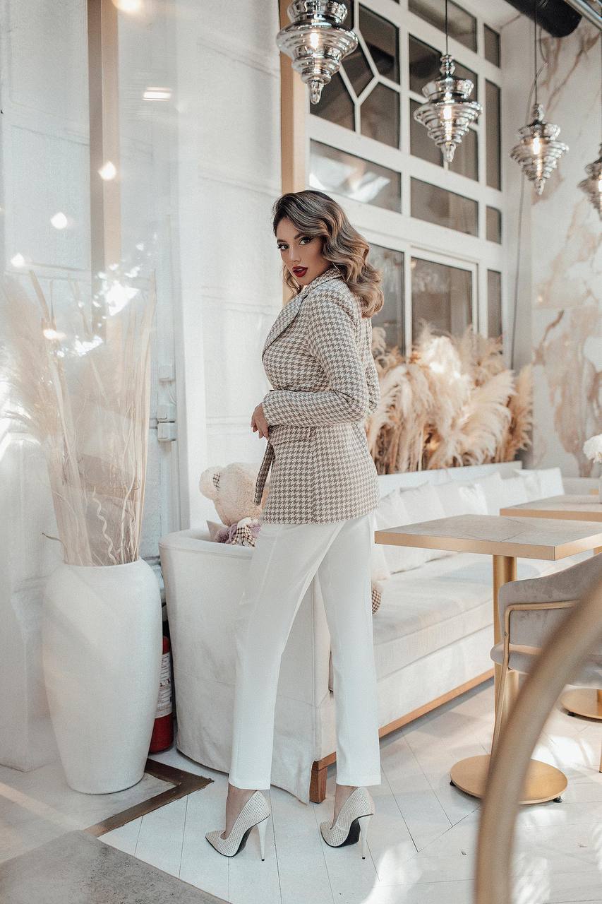 Stylish Beige Blazer for Women with Pockets and Elegant Design