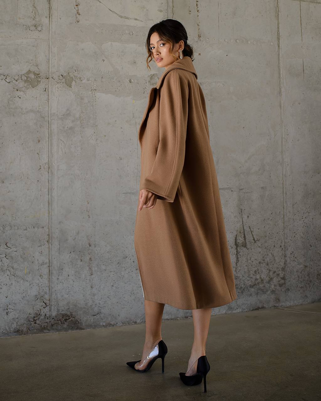 Oversized Women's Coat in Camel Color with Wool Thread