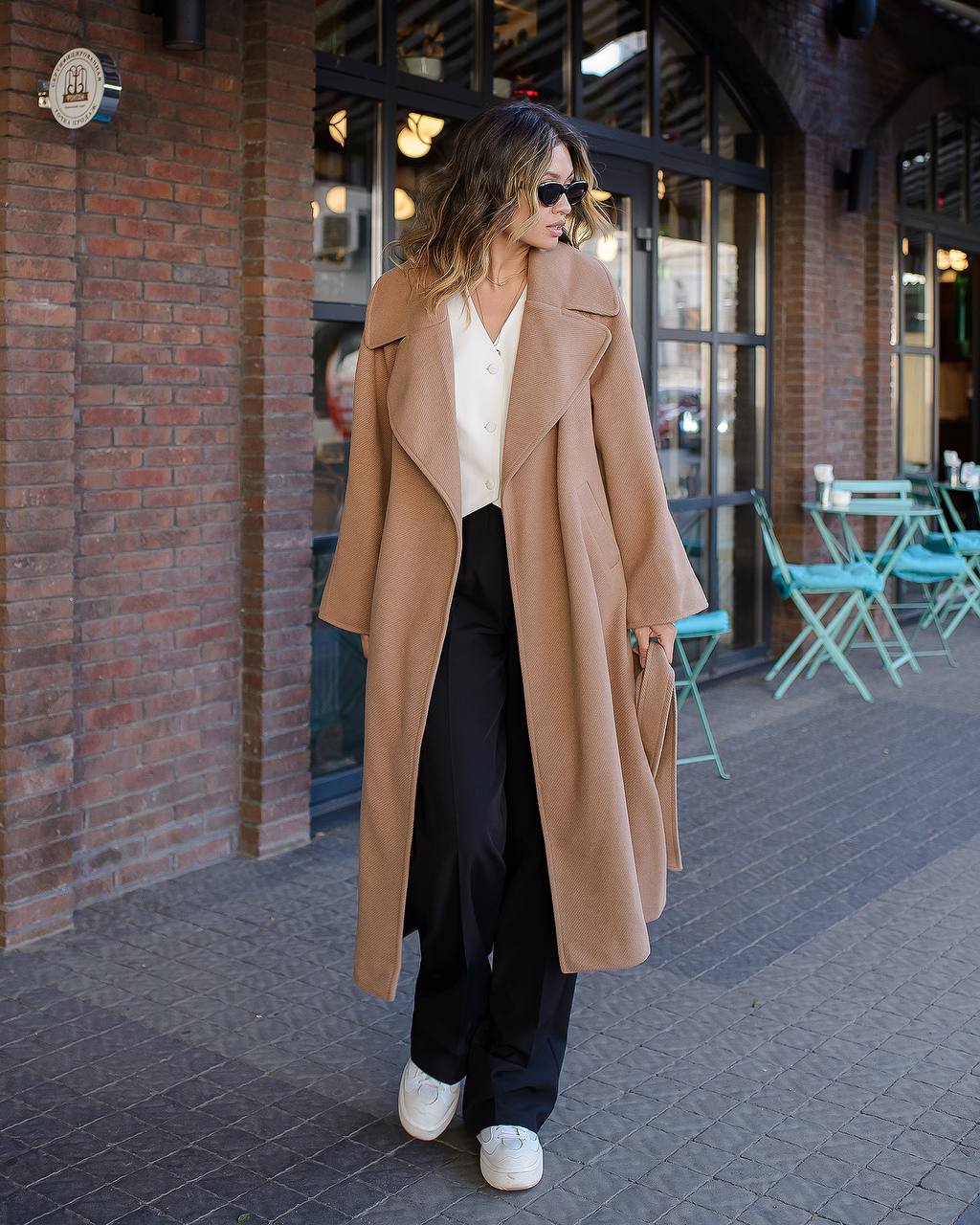 Oversized Women's Coat in Camel Color with Wool Thread