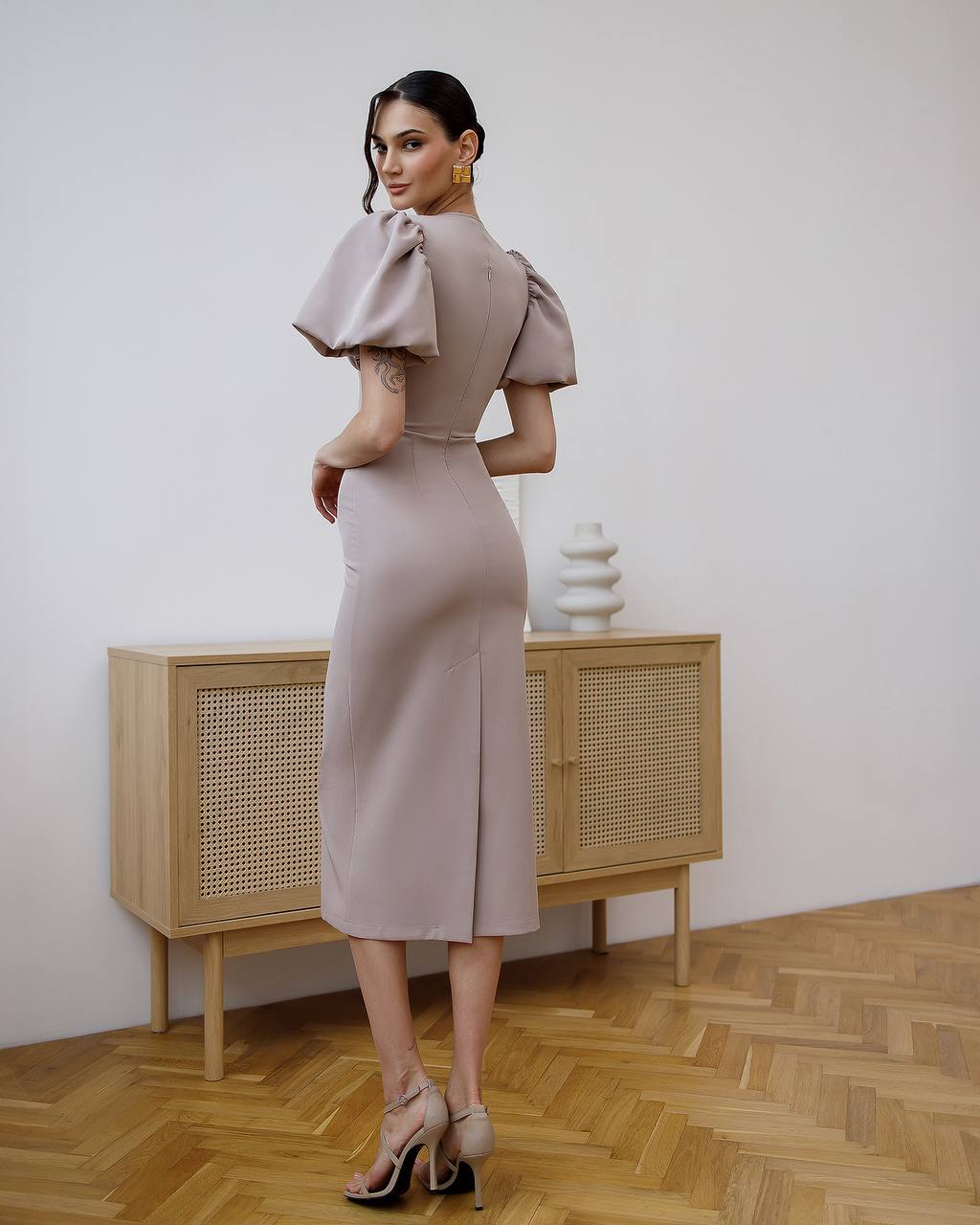 Elegant Midi Dress with Puff Sleeves and Cutout Detail