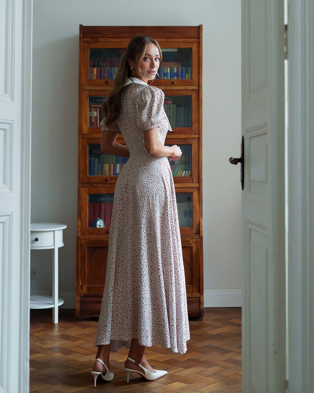Elegant Printed Dress with Puff Sleeves and Wide Collar