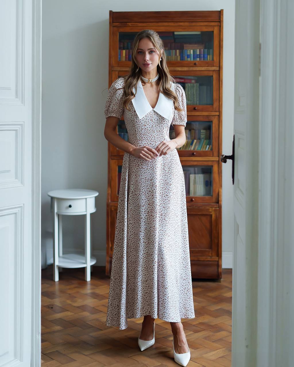 Elegant Printed Dress with Puff Sleeves and Wide Collar