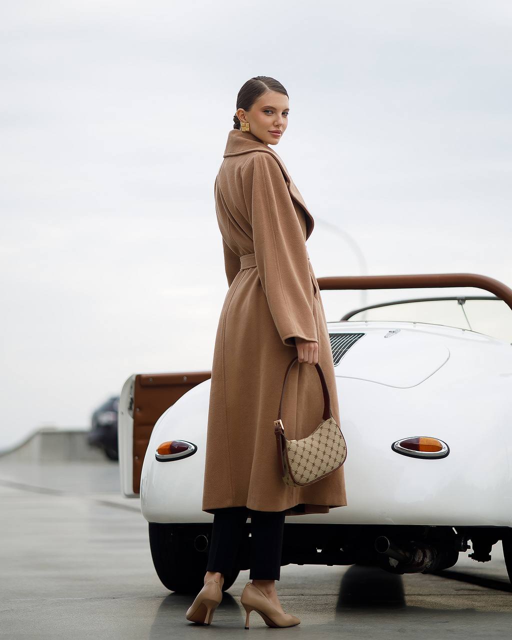 Oversized Women's Coat in Camel Color with Wool Thread