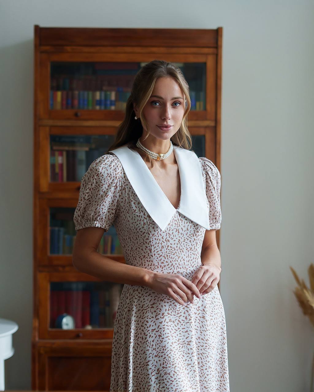 Elegant Printed Dress with Puff Sleeves and Wide Collar