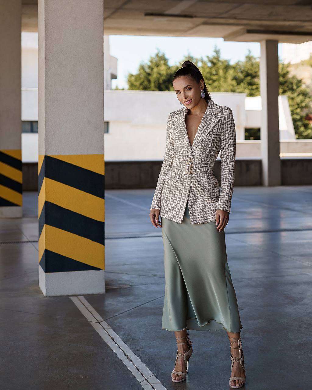 Stylish Beige Blazer for Women with Pockets and Elegant Design