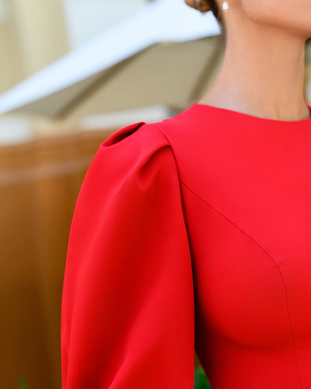 Elegant Women's Midi Dress with Puff Sleeves and Side Slit