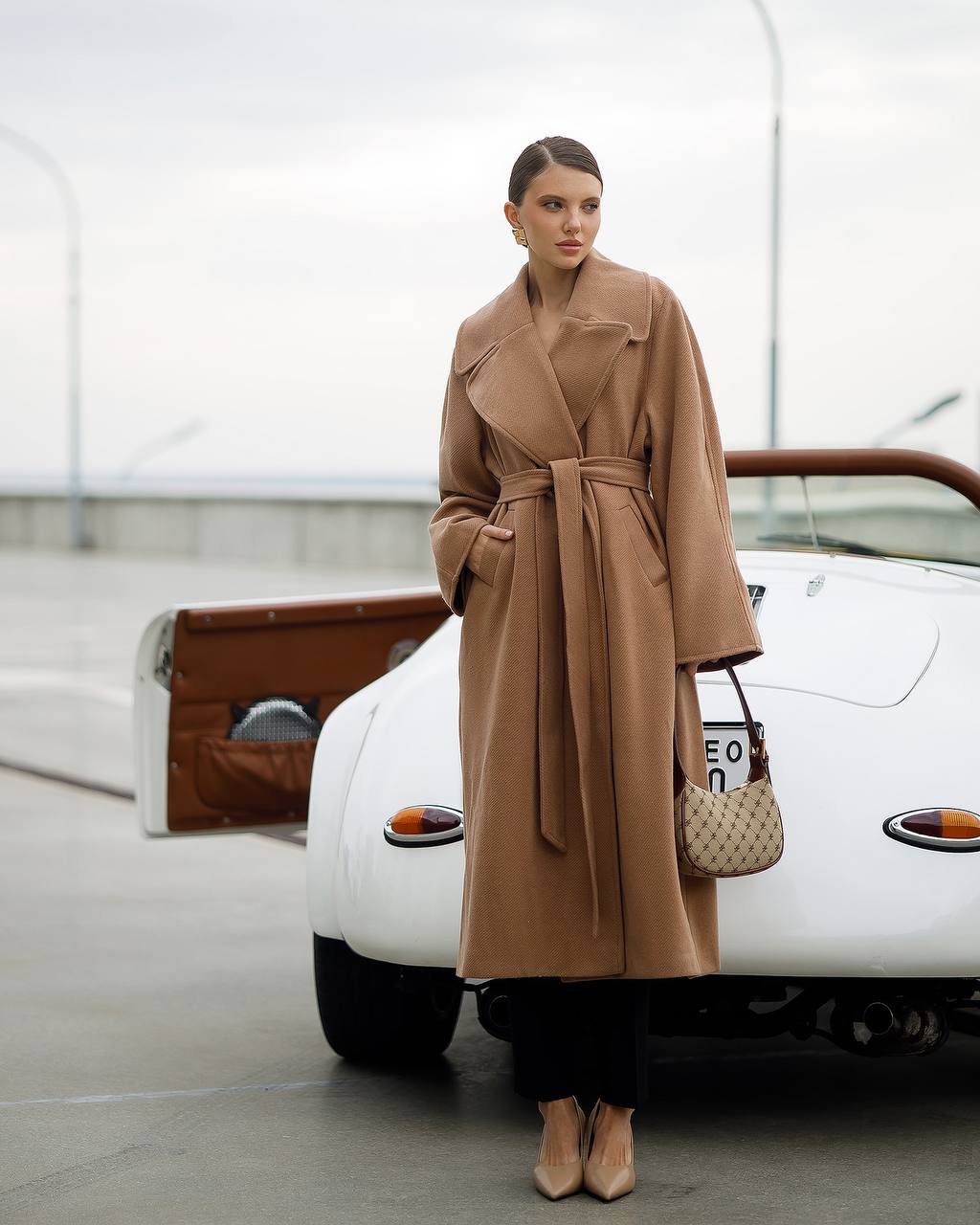 Oversized Women's Coat in Camel Color with Wool Thread