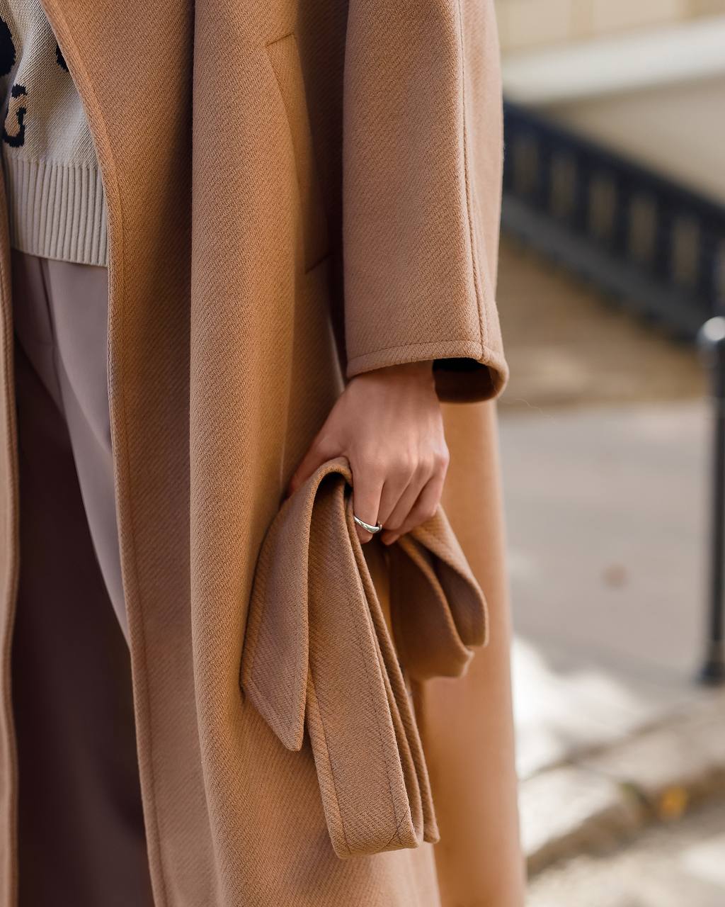Oversized Women's Coat in Camel Color with Wool Thread