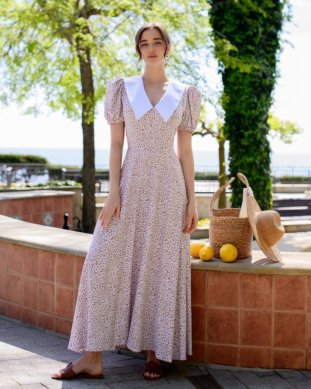 Elegant Printed Dress with Puff Sleeves and Wide Collar