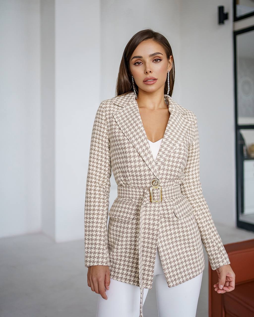 Stylish Beige Blazer for Women with Pockets and Elegant Design