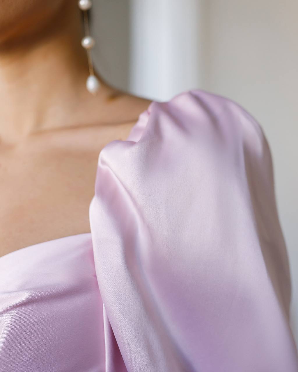 Elegant Pink Satin Midi Dress with Puff Sleeves and Side Slit
