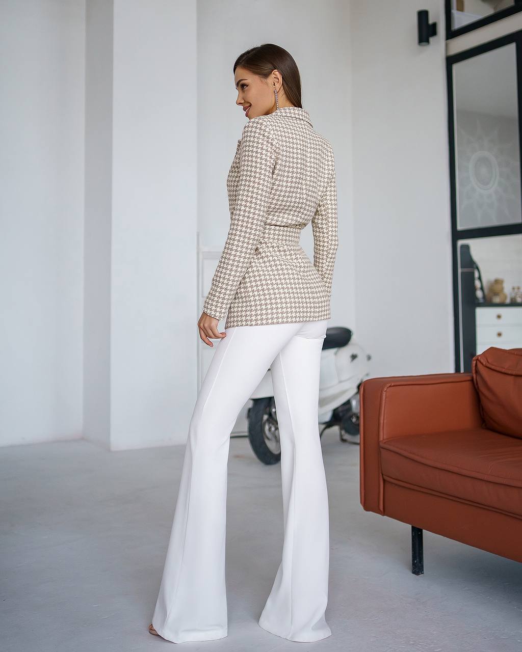 Stylish Beige Blazer for Women with Pockets and Elegant Design