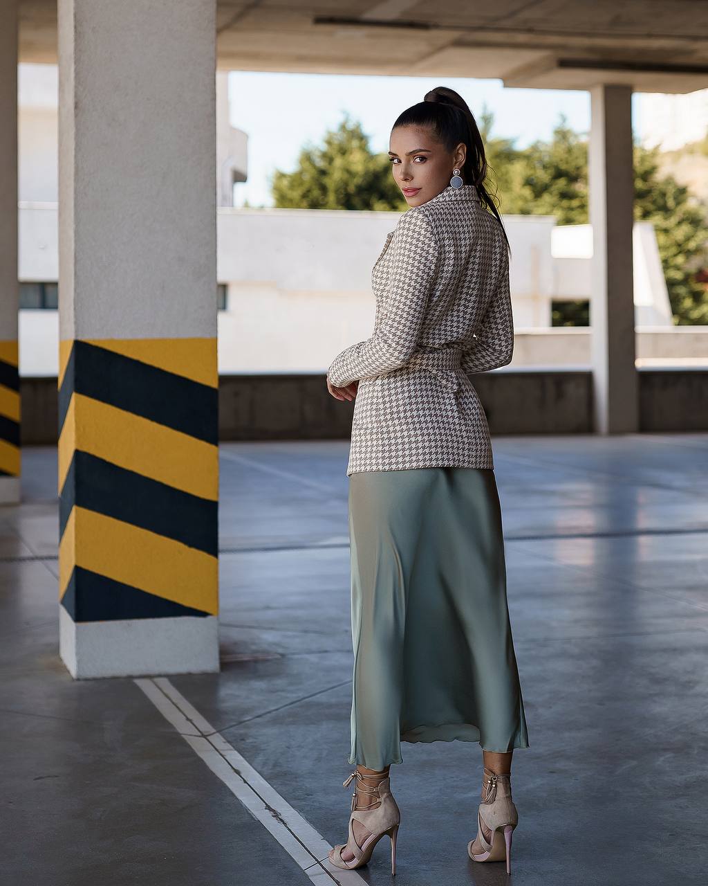 Stylish Beige Blazer for Women with Pockets and Elegant Design