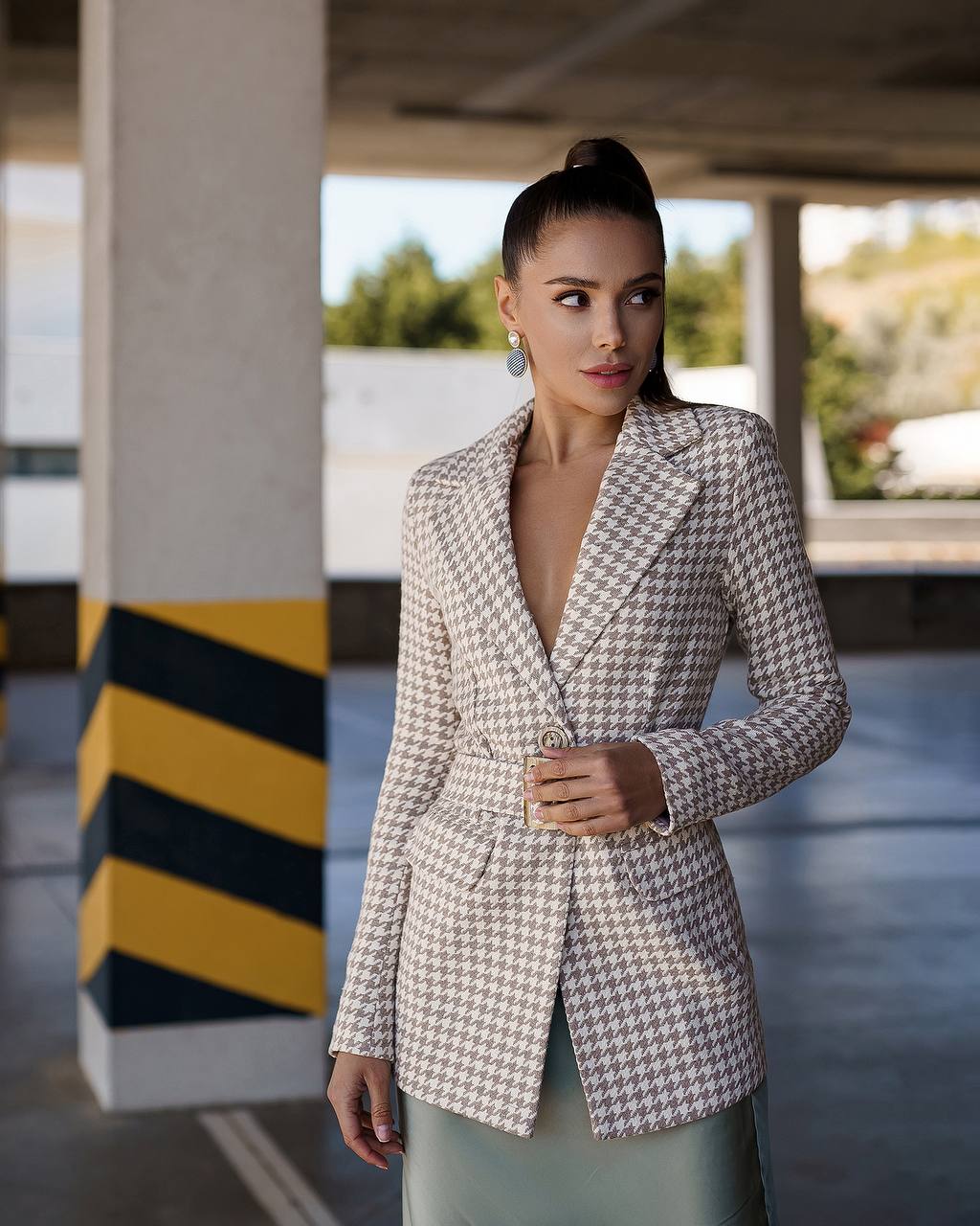 Stylish Beige Blazer for Women with Pockets and Elegant Design