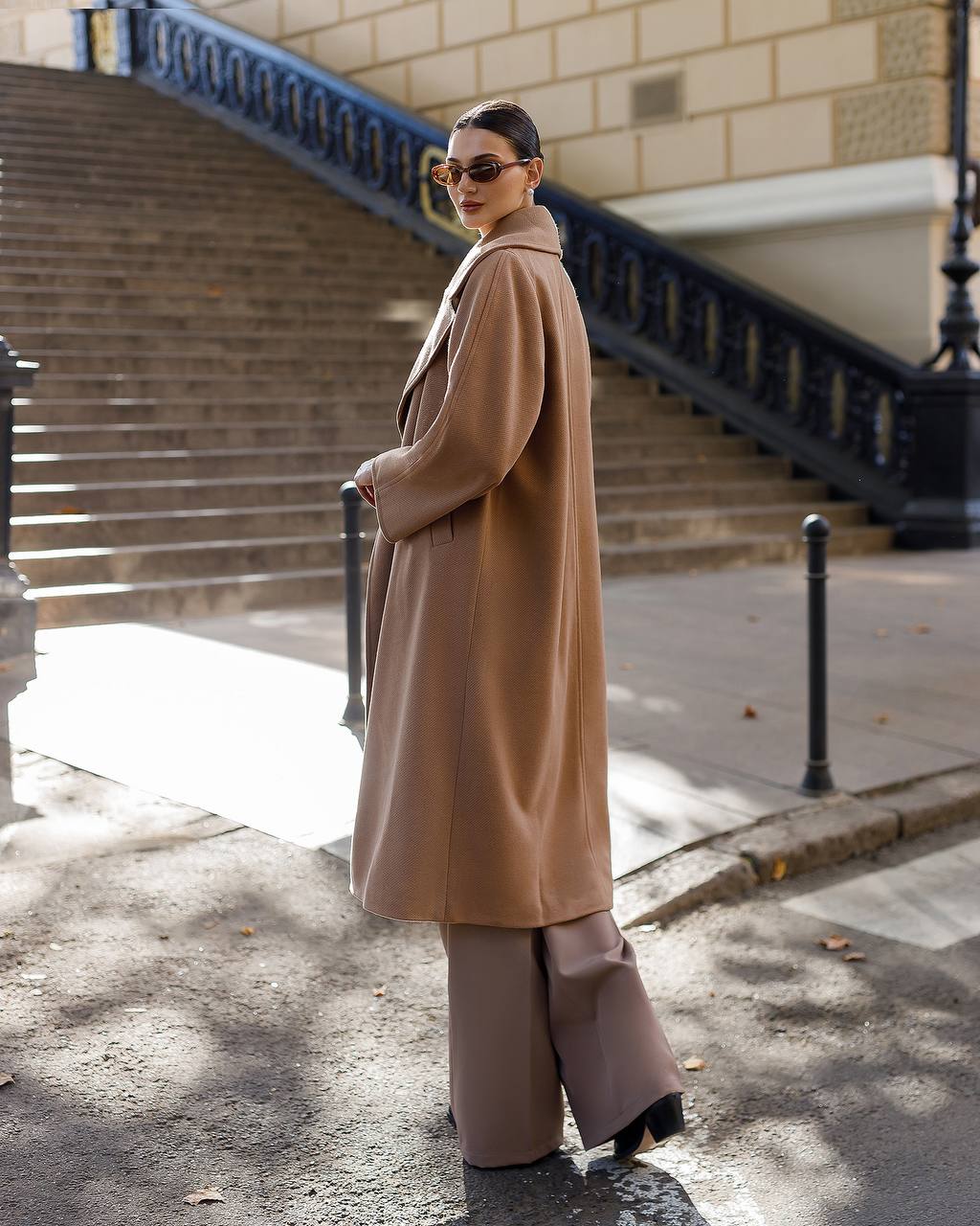 Oversized Women's Coat in Camel Color with Wool Thread