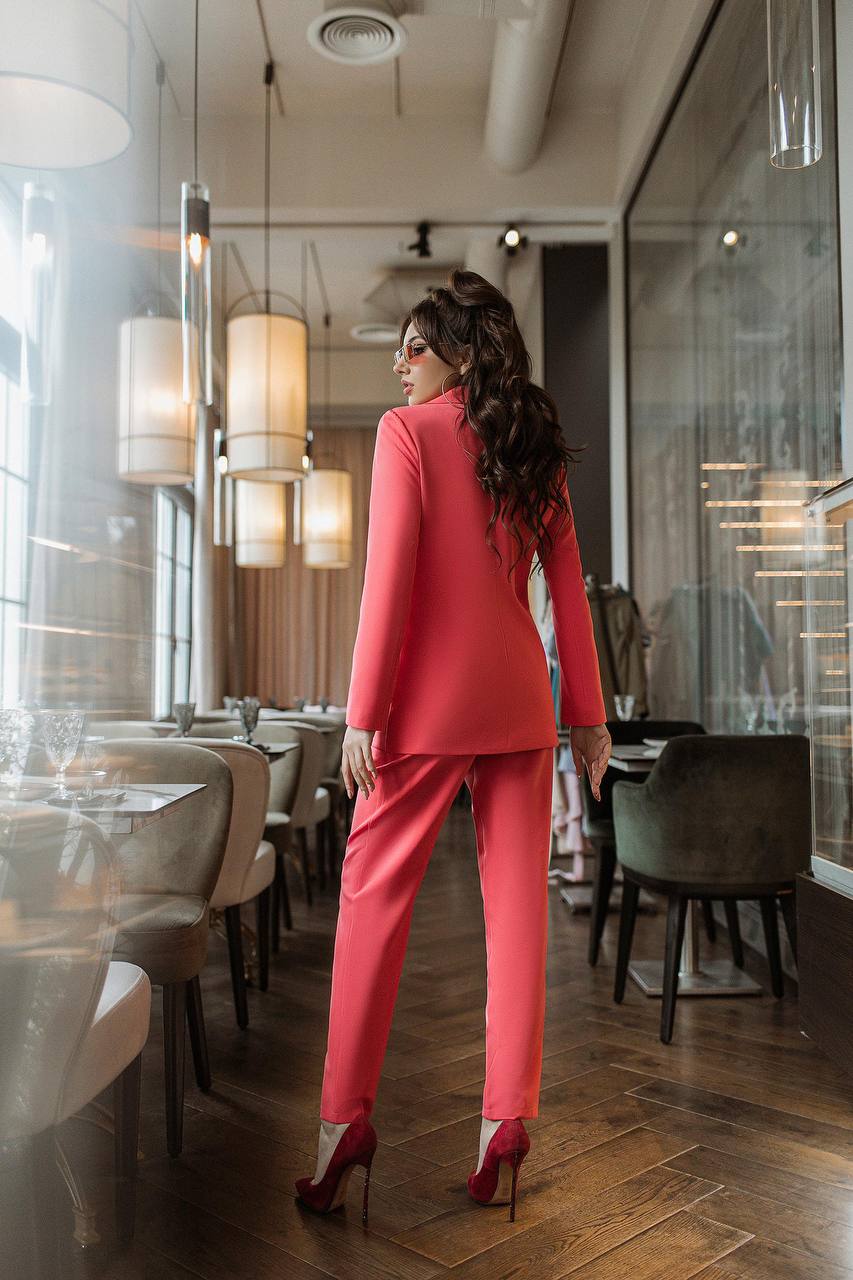 Stylish Trouser Suit with Lined Jacket Ideal for Any Occasion