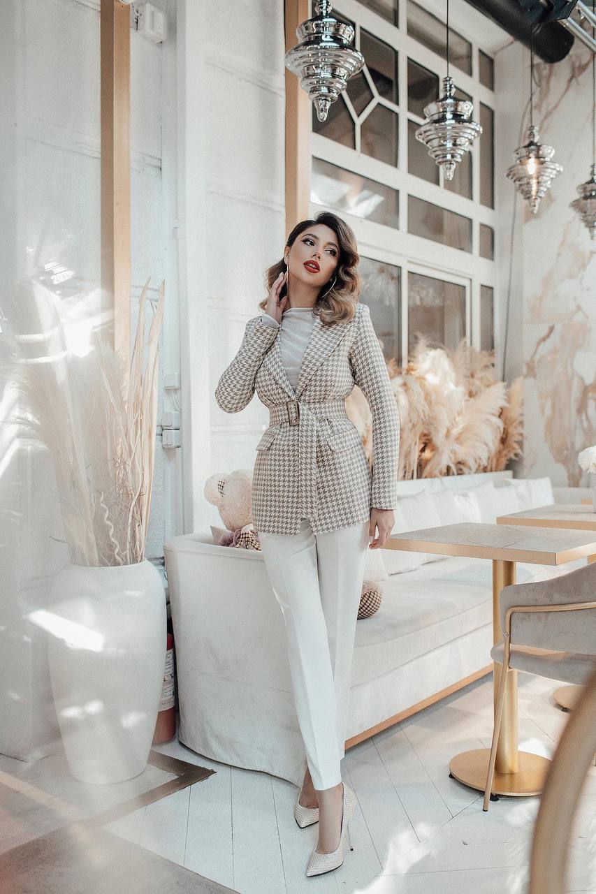 Stylish Beige Blazer for Women with Pockets and Elegant Design