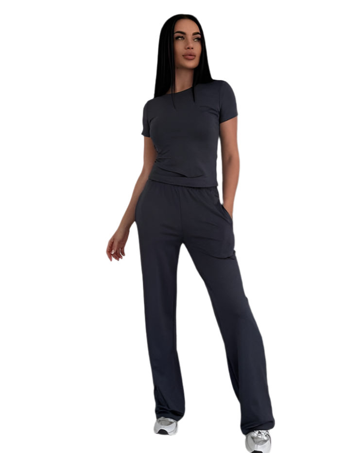 Comfortable Dark Gray Three-Piece Suit for Casual and Relaxed Wear