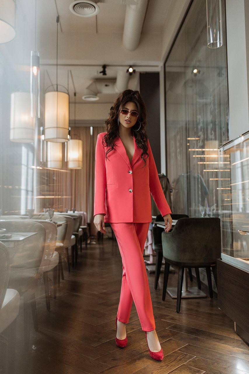 Stylish Trouser Suit with Lined Jacket Ideal for Any Occasion