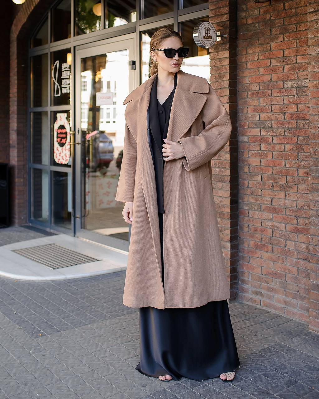 Oversized Women's Coat in Camel Color with Wool Thread