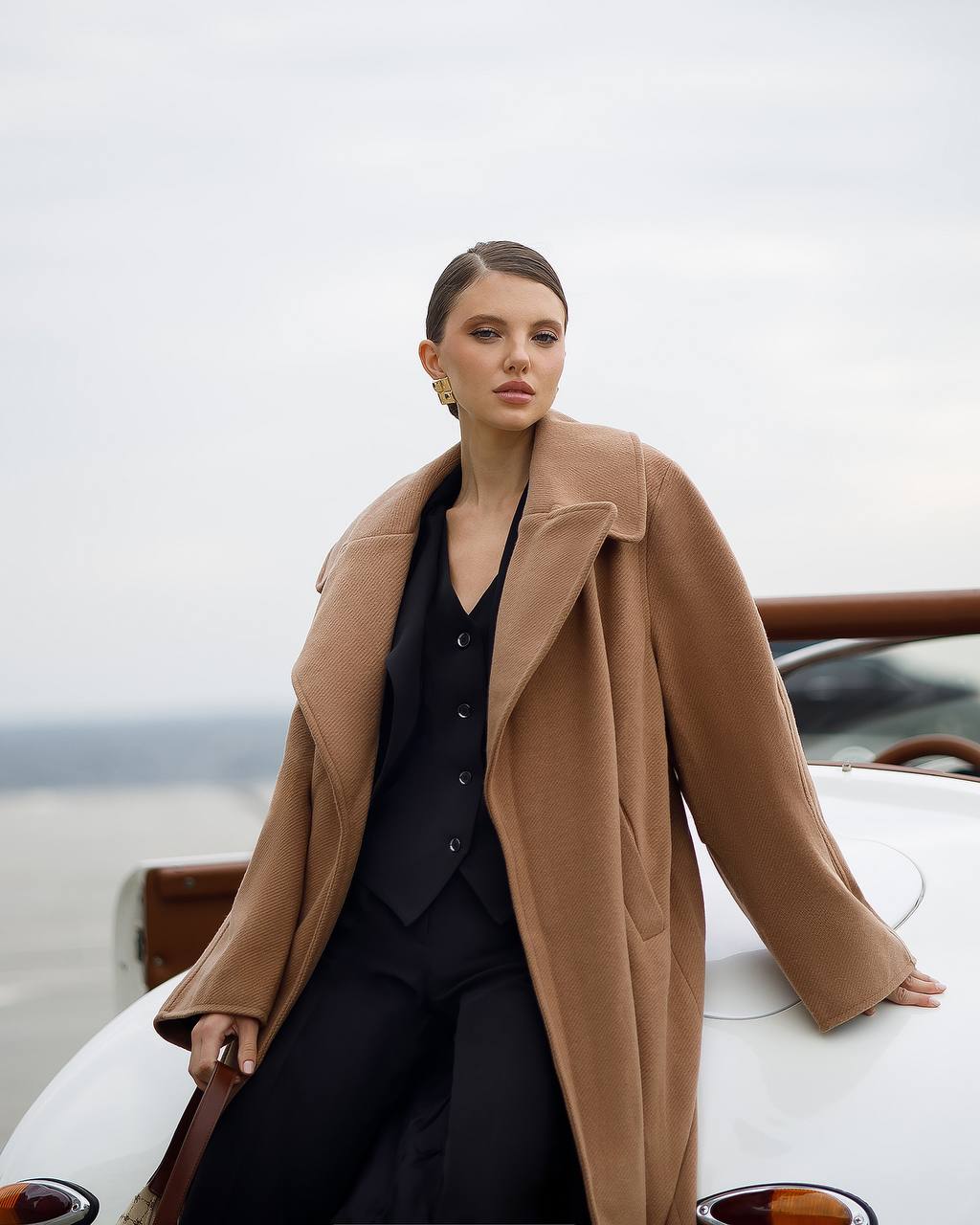 Oversized Women's Coat in Camel Color with Wool Thread