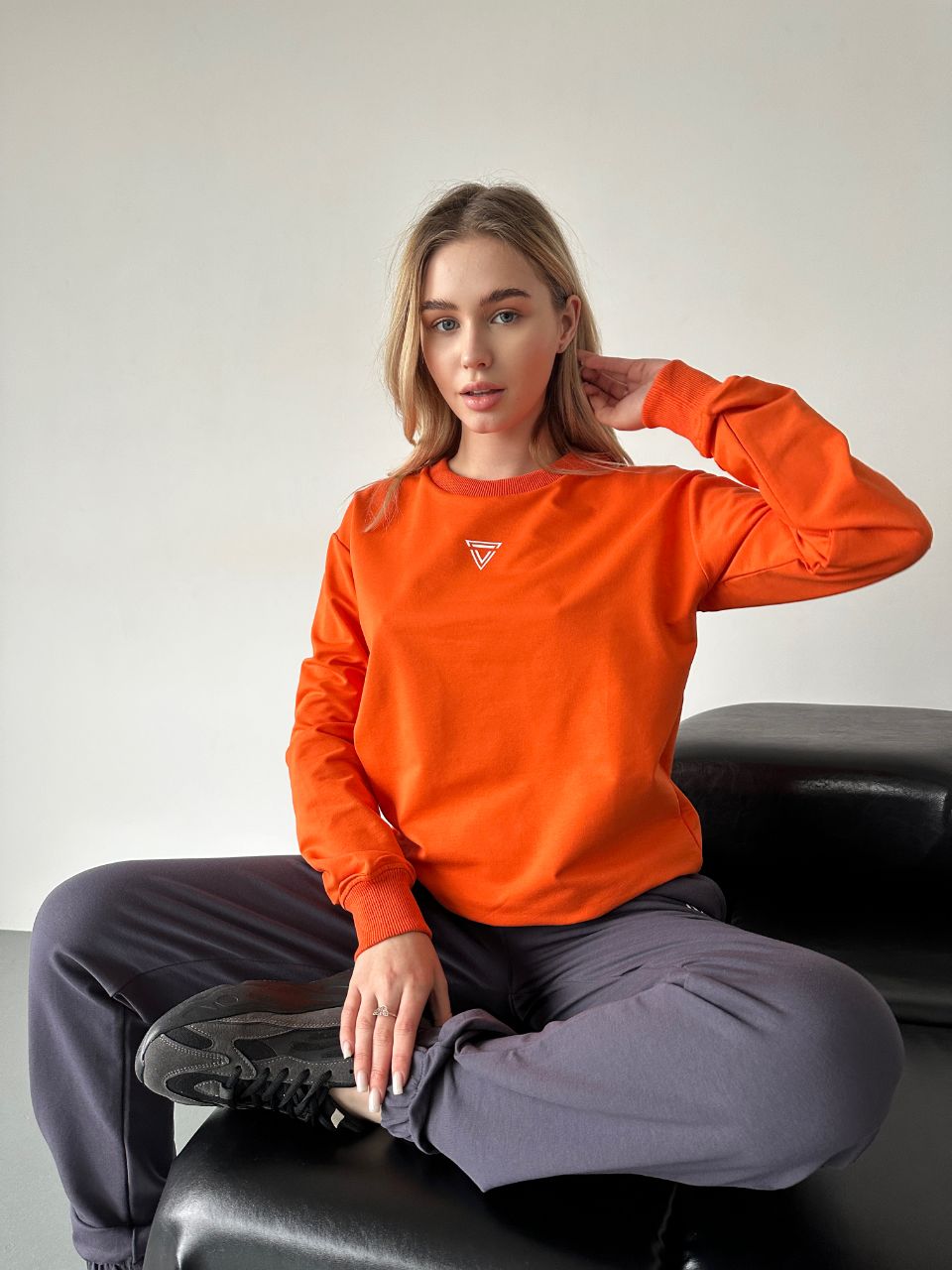 Stylish Orange Crewneck Sweatshirt for Men with Ribbed Cuffs and Collar