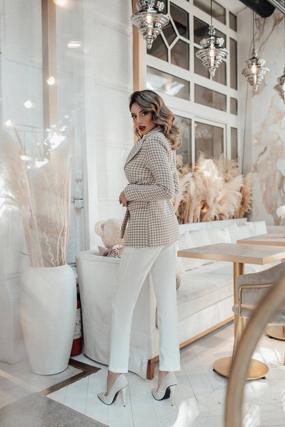 Stylish Beige Blazer for Women with Pockets and Elegant Design