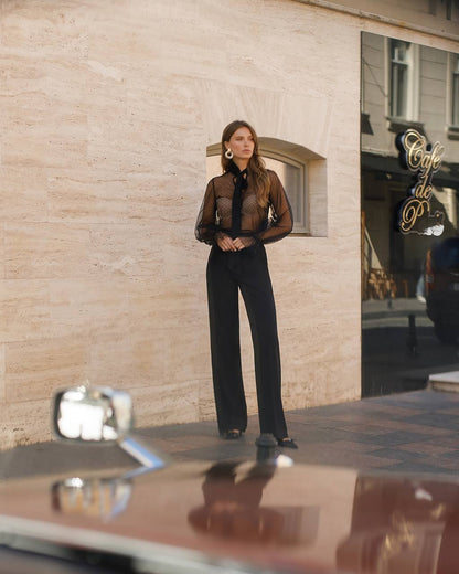 Woman standing outside a building with a sign that reads 'Café de la Plátina'.