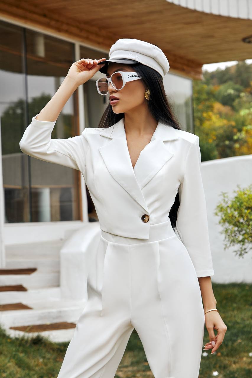 Elegant White Jumpsuit with Pockets for Stylish Outings and Occasions