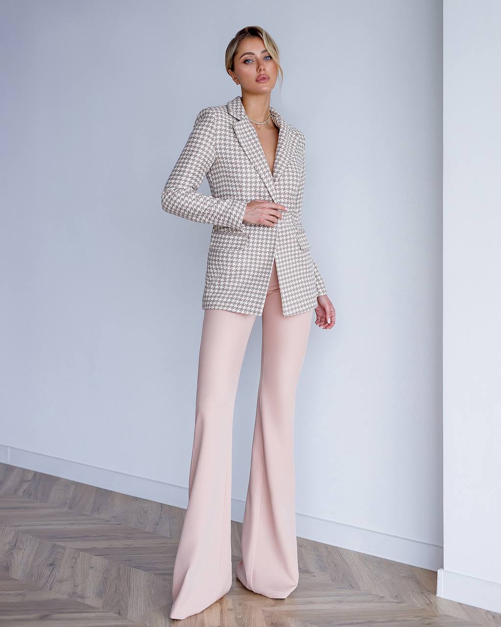 Stylish Beige Blazer for Women with Pockets and Elegant Design