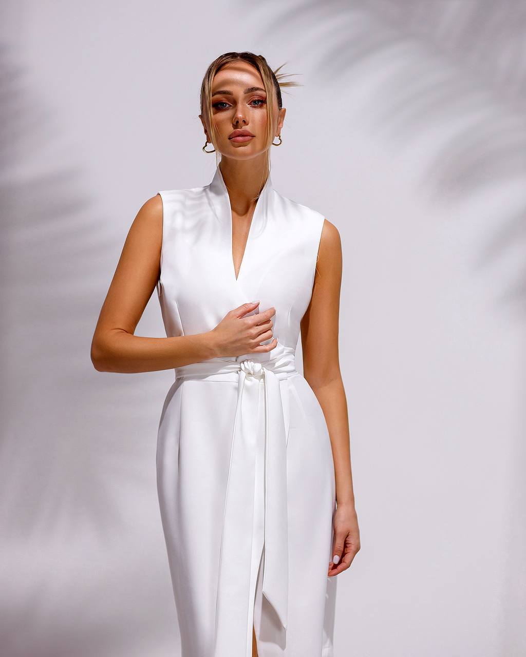 Elegant Sleeveless Wrap Dress with Belt in Classic Style