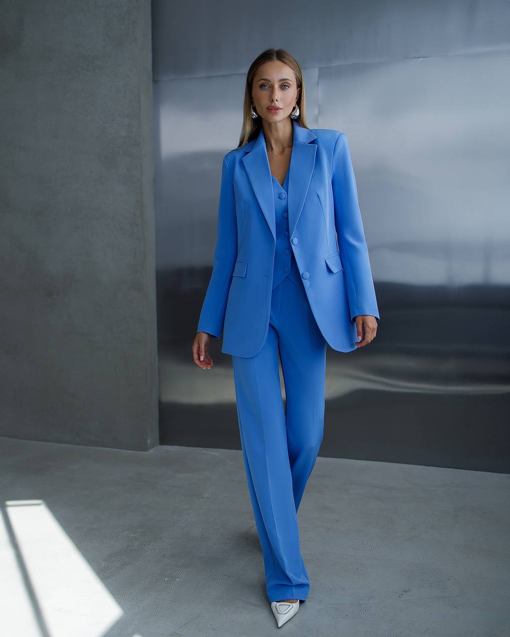 Three-Piece Women's Suit with Vest in Blue Diagonal Crepe Fabric