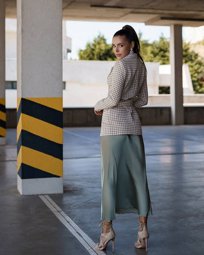 Stylish Beige Blazer for Women with Pockets and Elegant Design
