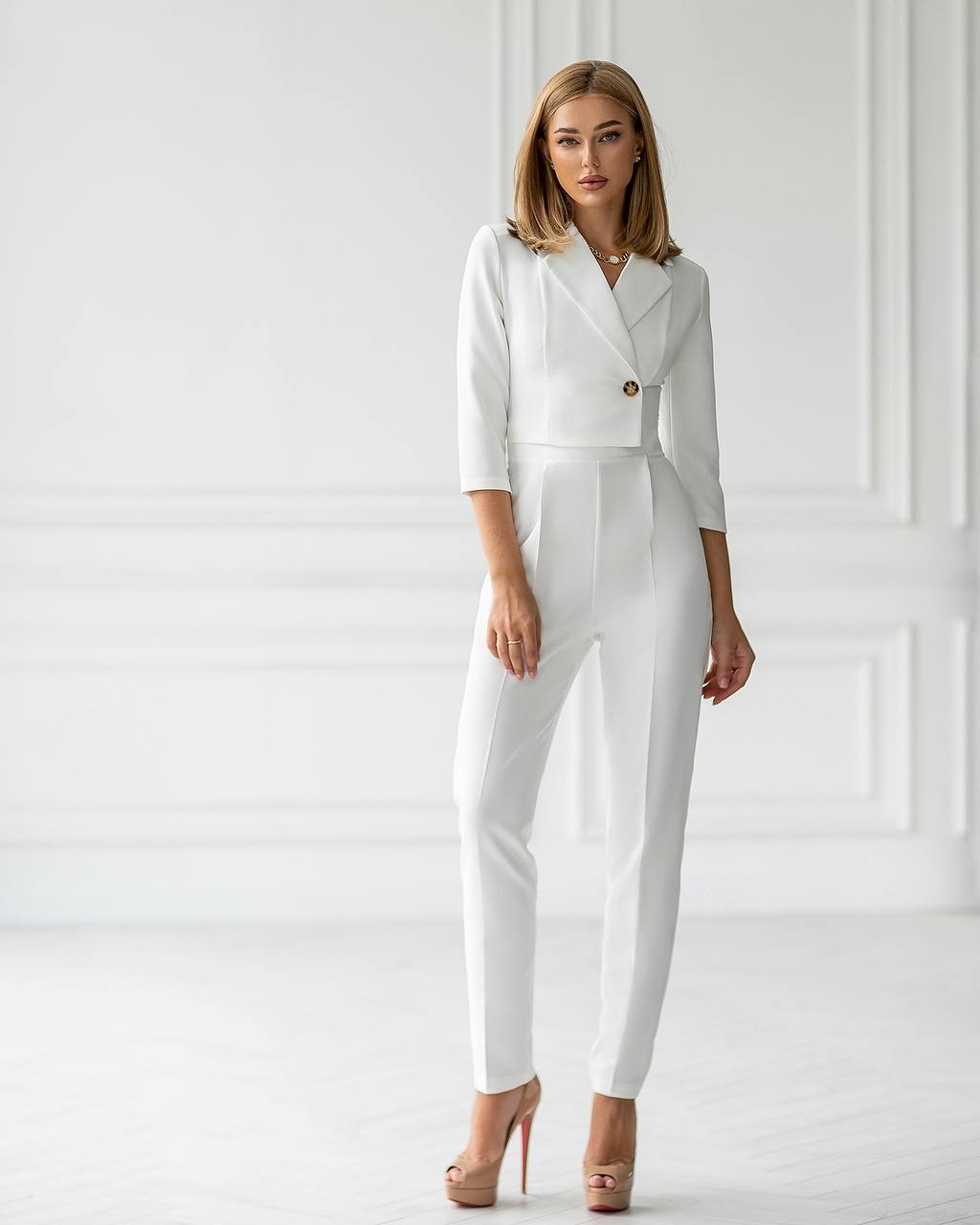 Elegant White Jumpsuit with Pockets for Stylish Outings and Occasions