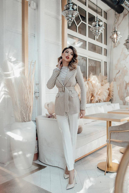 Stylish Beige Blazer for Women with Pockets and Elegant Design