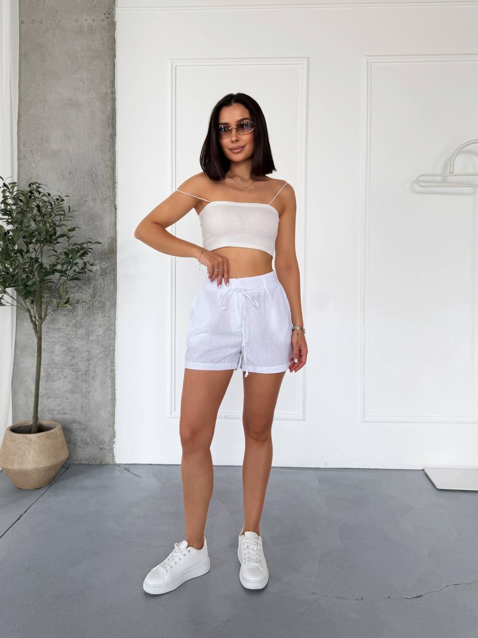 Women's White Linen Shorts Loose Fit Breathable Summer Shorts with Pockets and Drawstring Waist