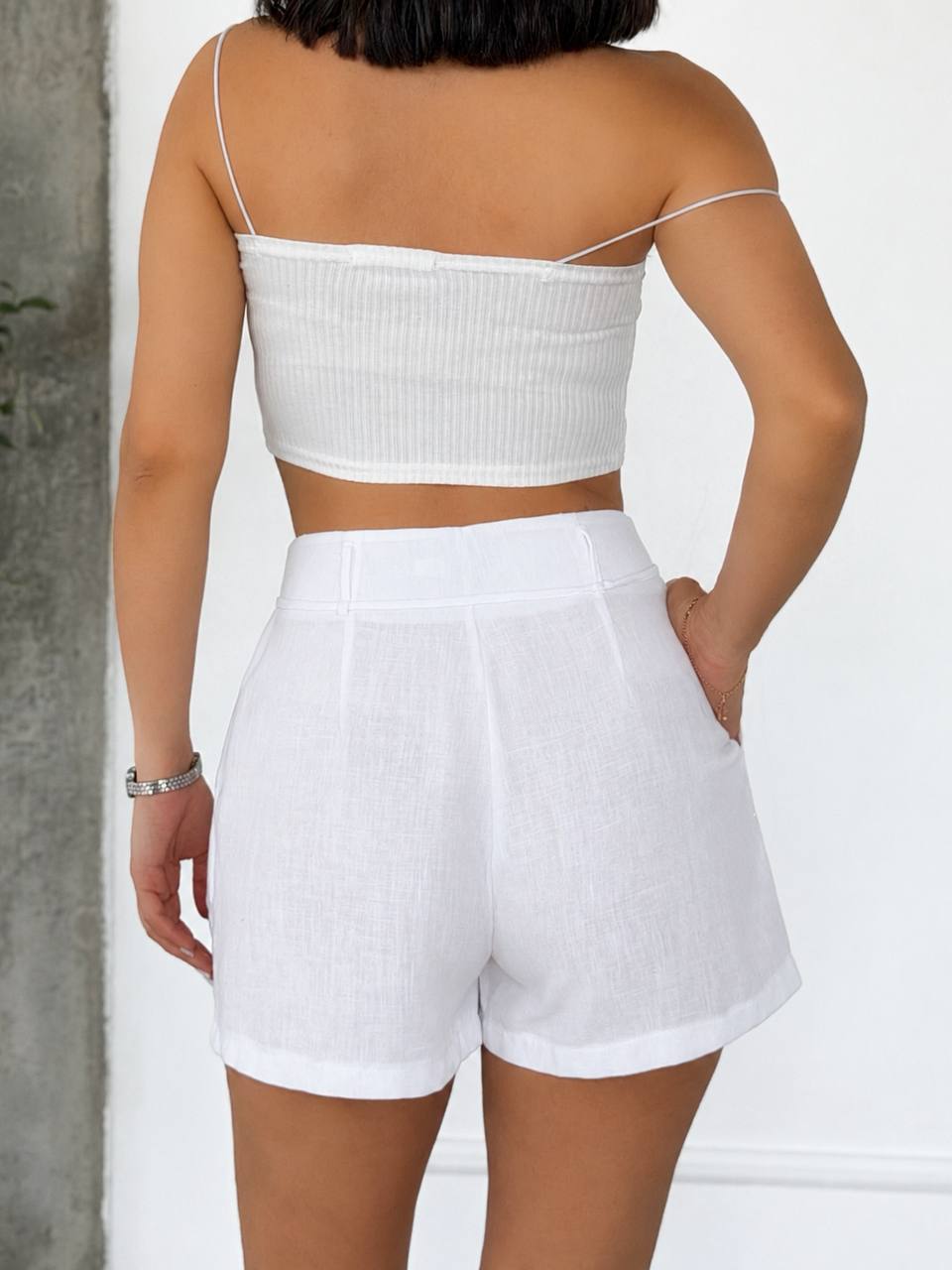 Women's White Linen Shorts Loose Fit Breathable Summer Shorts with Pockets and Drawstring Waist
