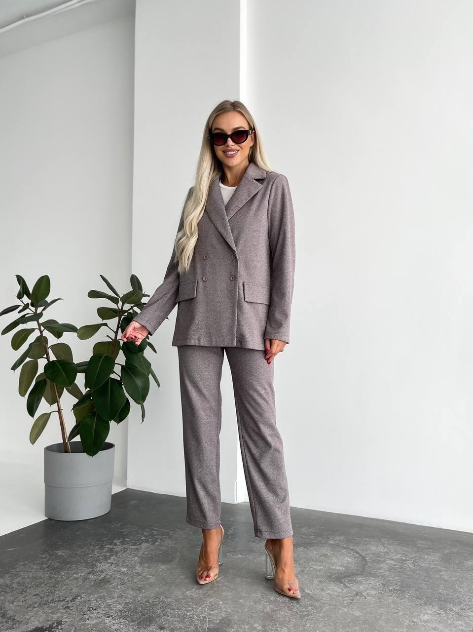 Stylish Two Piece Suit Set in Elegant Beige with Pockets Perfect for Women\'s Fashion