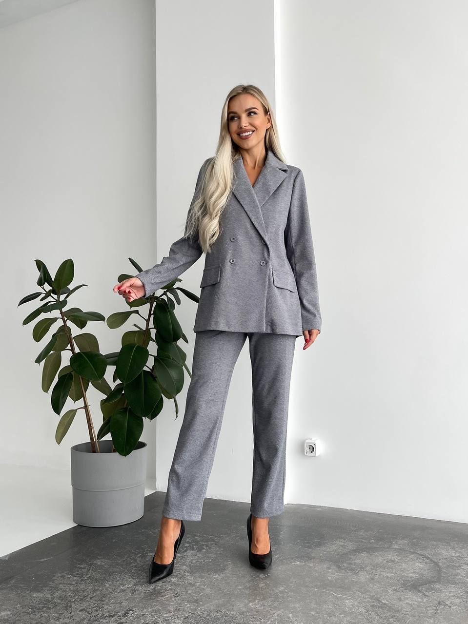 Chic Grey Two-piece Suit Set Stylish Casual Wear for Women Perfect for Work and Special Occasions