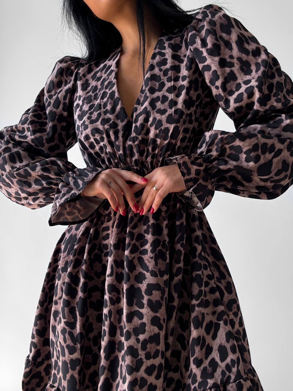 Elegant Ruffled Dress for Romantic Evenings and Casual Outings