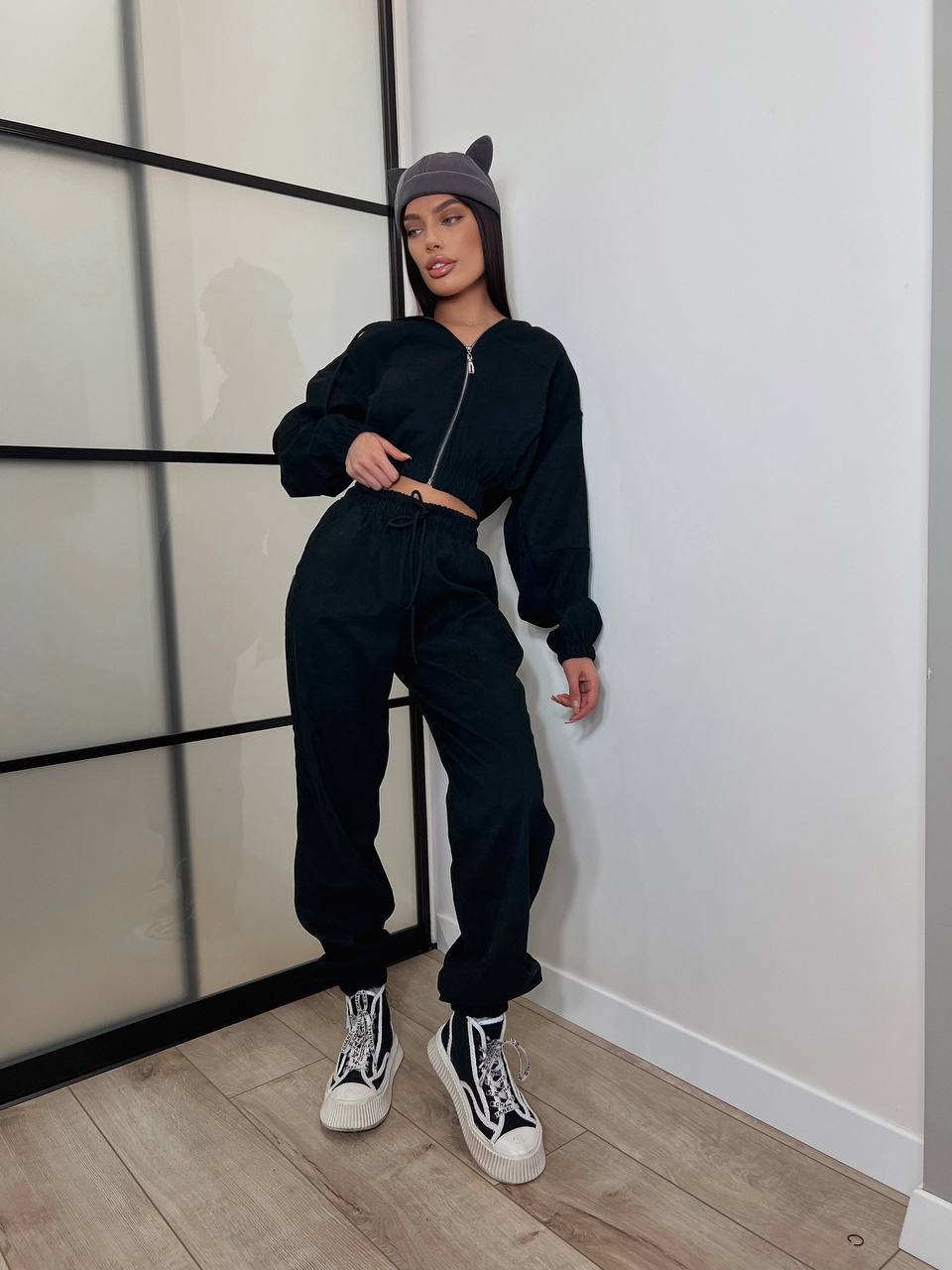 Black Microvelvet Women Tracksuit with Elastic Waist and Zip-Up Top