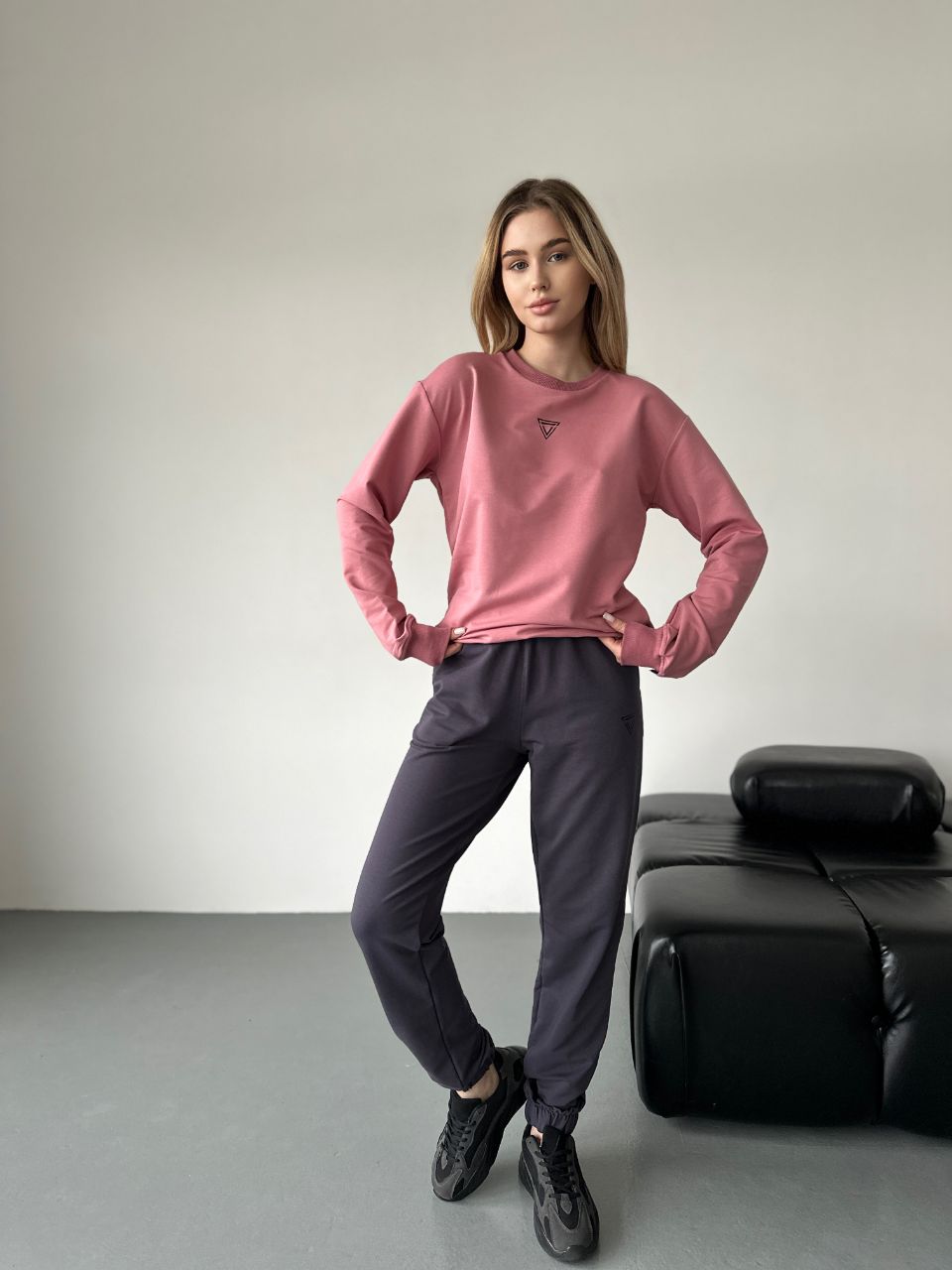 Stylish Casual Sweatshirt with Ribbed Cuffs and Neckline