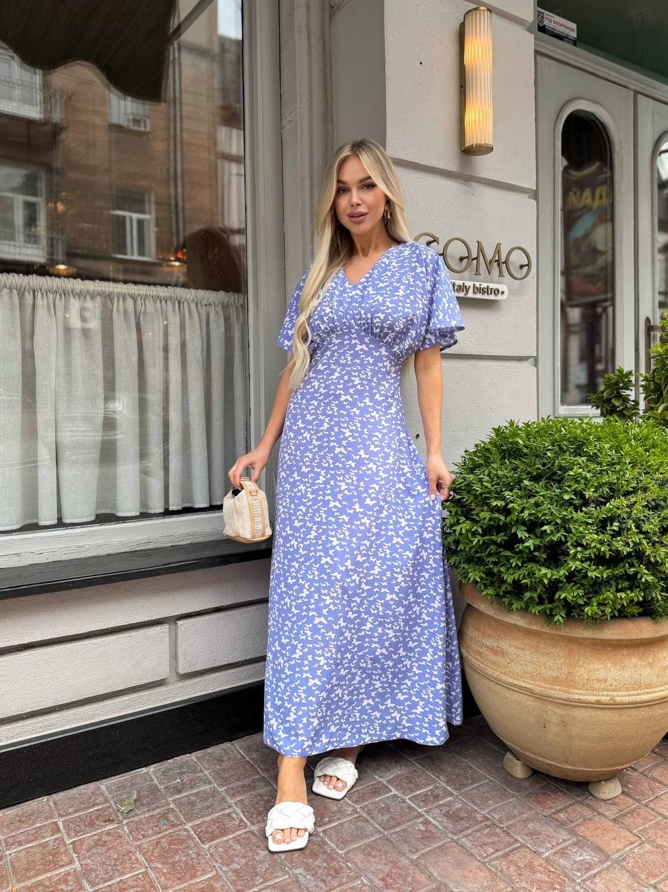Light Blue Midi Dress for Summer Walks with V Neck and Puff Sleeves