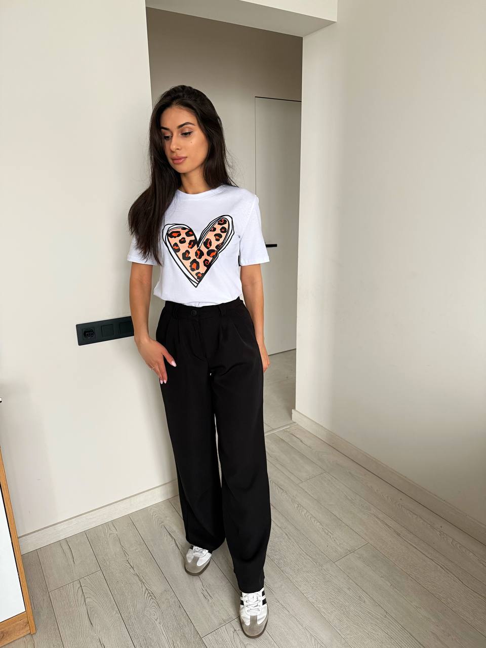 Casual Two-Piece Outfit with Printed Cotton T-Shirt and Tailored Pants
